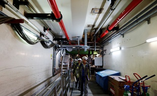 Des employés du chantier de l'EPR de Flamanville à l'intérieur de la structure, en 2016.