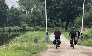 Depuis le début de la crise sanitaire, les chemins de halage sont pris d'assaut par les cyclistes, comme ici le long du canal d'Ille-et-Rance.
