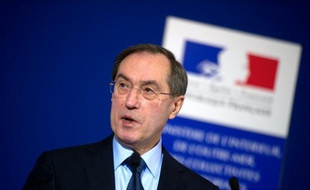 Le ministre de l'Intérieur et de l'Outre-Mer, Claude Guéant, a dénoncé vendredi des "violences inacceptables" sur l'île de la Réunion, où neuf membres des forces de l'ordre ont été blessés dans la nuit en marge de mouvements de protestation contre la vie chère.