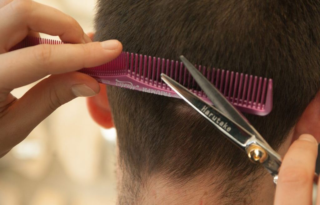 In questa città, i parrucchieri rischiano una multa di 500 euro se fanno uno shampoo eccessivo