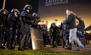 Des spectateurs font face aux CRS devant le Zénith de Nantes, le 9 janvier 2014, après l'annulation du spectacle de Dieudonné.
