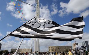 Illustration d'un gwenn ha du, drapeau breton, lors d'une manifestation à Nantes.
