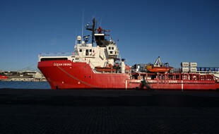 Le navire de SOS Méditerranée "Ocean Viking" à quai à Marseille, le 29 décembre 2020.