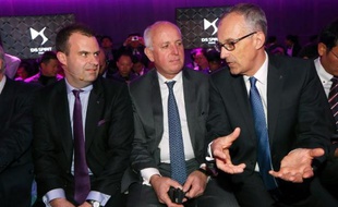 Le président du conseil de surveillance de PSA, Thierry Peugeot, s'en prend à la stratégie mise en place par son cousin Robert Peugeot, président du holding familial FFP, en vue de l'entrée du chinois Dongfeng et de l'Etat au capital du constructeur français, dans une lettre publiée par Les Echos.
