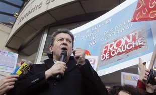Le candidat du Front de Gauche, Jean-Luc Mélenchon, a dénoncé vendredi les ravages de la finance et le lancement d'un nouveau contrat à terme sur la dette française, devant l'Autorité des marchés financiers (AMF) avec une poignée de militants.