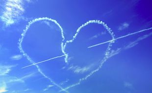 Illustration d'un coeur réalisé par des avions à l'occasion de la Saint-Valentin.