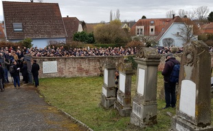 Alsace: Rassemblement au cimetière juif de Quatzenheim, profané le 19 février