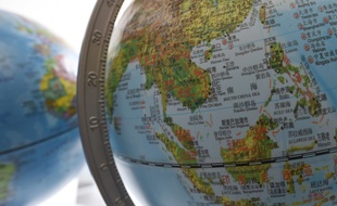 Un globe en vente dans une librairie de Pékin en juin 2016 représente la Mer de Chine méridionale avec le tracé des frontières défendu par les autorités chinoises