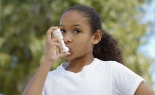 Illustration d'une enfant souffrant d'asthme.