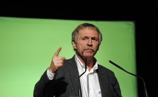 Les huit "faucheurs volontaires", dont l'eurodéputé EELV José Bové, relaxés en première instance mais condamnés jeudi en appel à Poitiers pour le fauchage de deux parcelles de maïs OGM Monsanto en 2008, vont se pourvoir en cassation