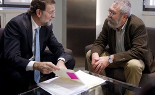 Le prochain chef du gouvernement espagnol, le conservateur Mariano Rajoy, a demandé aux deux grands syndicats et au patronat de s'accorder "en urgence", avant la deuxième semaine de janvier, sur une réforme du marché du travail pour endiguer le chômage record du pays.