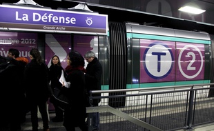 Le tramway T2 dans la gare souterraine de La Défense. (Illustration)