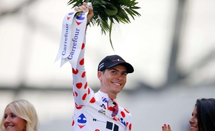 Warren Barguil tout sourire avec son maillot à pois, le 22 juillet 2017 à Marseille.