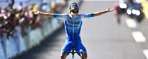 Michael Matthews remporte la 14e étape du Tour de France au sommet de la montée Jalabert, à Mende, le 16 juillet 2022. 