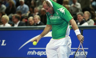 Le champion de tennis autrichein, Thomas Muster, le 7 décembre 2008 à Brême, lors d'une exhibition contre Henri Leconte.