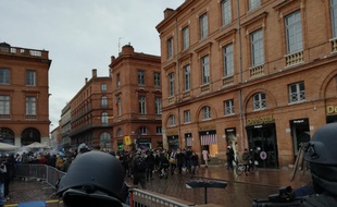 Face-à-face entre des lycéens et les forces de l'ordre sur la place du Capitole de Toulouse, le 3 décembre 2018.