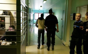 Un gardien de prison escorte un nouveau détenu dans sa cellule dans la prison de Villefranche-sur-Saône, le 30 janvier 2008 illustration)