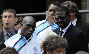 Mamadou Niang et Steve Mandanda portaient un survêtement de l'OM pour la crémation de Robert-Louis Dreyfus, en 2009.