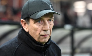 Jean-Louis Gasset, ici lors de son premier match comme entraîneur principal des Verts en décembre à Guingamp, a su redonner des couleurs à l'ASSE cette année. FRED TANNEAU