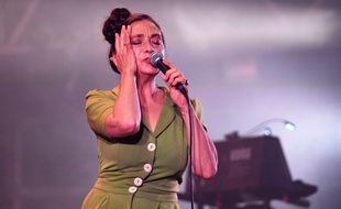 Catherine Ringer lors d'un concert en septembre 2021
