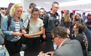 A Lille, le 10 octobre 2014 - Rencontre entre des élèves et des écrivains, à Lille, dans le cadre du Prix Goncourt des Lycéens 2014.