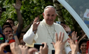 Le pape François arrive dans sa papamobile à Brzegi, près de Cracovie, le 31 juillet 2016, pour y célébrer une messe devant plus de 1,6 million de personnes