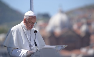 Le pape François ors de son discours sur le port de Mytilène, à Lesbos (Grèce), le 16 avril 2016.