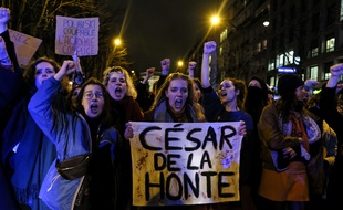 Des manifestantes dénoncent l'attribution du César à Roman Polanski, à Paris le 28 février 2020.