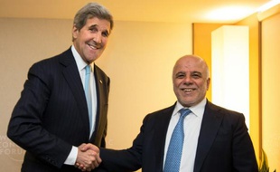 Le secrétaire d'Etat américain John Kerry (g) et le Premier ministre irakien Haider al-Abadi, le 21 janvier 2016 à Davos