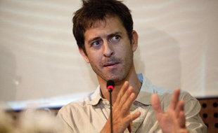 Le journaliste français Roméo Langlois, retenu 33 jours par les Farc, lors d'une conférence presse à Bogota (Colombie) le 31 mai 2012.