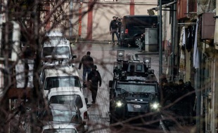 Les forces spéciales turques prenant part à un assaut contre deux jeunes femmes, retranchées dans un appartement du quartier de Bayrampasa à Istanbul, après avoir attaqué un poste de police, le 3 mars 2016