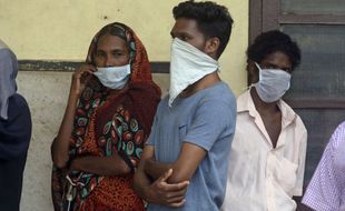 Des Indiens se protégeant contre le virus Nipah