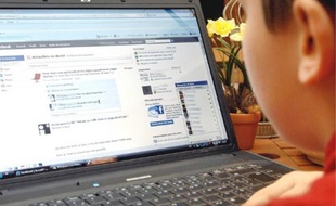 Un adolescent se connecte sur Facebook.