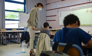 Une journée de classe dans une école primaire de Mantes-la-Jolie (Yvelines), pendant le déconfinement.