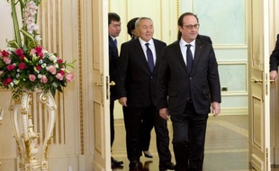 Le président François Hollande (d) et son homologue kazakh Noursoultan Nazarbaïev (g), le 5 décembre 2014 à Astana
