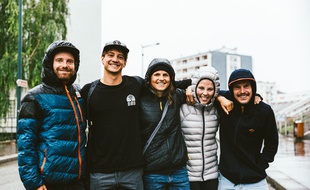 Les cinq ambassadeurs de Riders for refugees regroupés, à savoir Jérôme Tanon, Victor Daviet, Coline Ballet-Baz, Marion Haerty et Léo Taillefer.