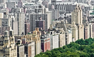 Dans le quartier de l'Upper West Side à New York, un projet immobilier prévoit d'inclure 55 logements sociaux dans un immeuble de luxe, mais avec une porte d'entrée distincte de celle des riches propriétaires.