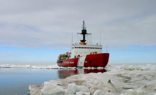 Le brise-glace américain Polar Star, photographié par les garde-côtes américains, le 3 juillet 2013 dans l'océan Arctique