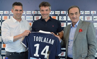 Jérémie Toulalan (entouré par Jocelyn Gourvennec et Jean-Louis Triaud le jour de sa présentation officielle au Haillan le 30 juin 2016) sera la « star » des Girondins cette saison. / AFP PHOTO / NICOLAS TUCAT