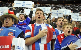 Les supporters de l'équipe de France, lors de l'hymne national de France - Uruguay, au stade de France. Le 19 novembre 2008
