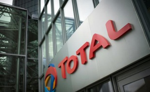 Le logo de Total au siège social du géant pétrolier à La Défense, près de Paris, le 21 octobre 2014
