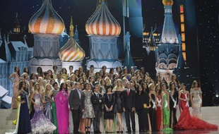 Le concours Miss Univers, dont la finale aura lieu samedi à Moscou, relance la polémique autour de la législation russe "anti-gay", son présentateur accusant la Russie de diaboliser les homosexuels.