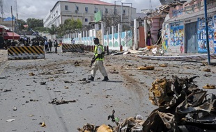 Illustration: Des forces de sécurité somalienne montent la garde après une attaque devant le Syl Hotel, près du palais présidentiel, à Mogadiscio, le 14 juillet 2018.