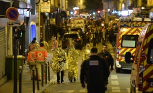 Des spectateurs du Bataclan évacués lors de l'attaque terroriste le 14 novembre 2016 à Paris