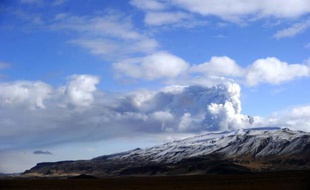 Le volcan islandais Eyjafjallajökull a provoqué en 2010 la plus grande fermeture d'espace aérien décrétée en Europe en temps de paix, avec plus de 100.000 vols annulés sur un mois