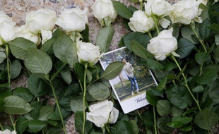 Des fleurs déposées en hommage aux victimes du terrorisme, le 19 septembre 2016 aux Invalides à Paris.