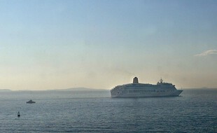 Un bateau de croisières près d'Athènes, en Grèce, le 31 octobre 2003. (Illustration)