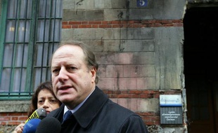 Le maire du XVe arrondissement de Paris, Philippe Goujon, a annoncé mardi en présence de François Fillon que Jean-François Lamour et lui-même avaient été investis par l'UMP dans deux circonscriptions de la capitale susceptibles de servir de point de chute à Rachida Dati.