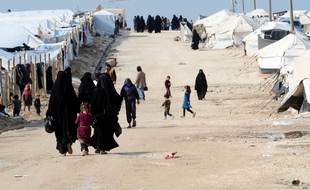 Des femmes se déplacent dans le camp d'Al-Hol au Kurdistan, en mars 2019.