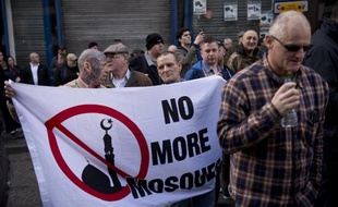 Des manifestants brandissent une bannière contre la construction de mosquées, le 28 février 2015 à Newcastle, dans le nord de l'Angleterre